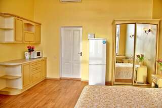 Гостевой дом Комплекс Золото Азарта Ялта Двухместный номер с 1 кроватью и общей ванной комнатой-5