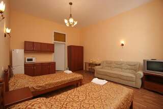 Гостевой дом Комплекс Золото Азарта Ялта Двухместный номер с 2 отдельными кроватями и общей ванной комнатой-2