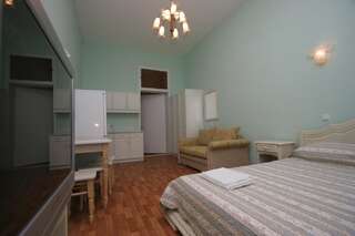 Гостевой дом Комплекс Золото Азарта Ялта Двухместный номер с 1 кроватью и общей ванной комнатой-11