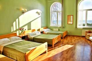 Гостевой дом Комплекс Золото Азарта Ялта Трехместный номер с общей ванной комнатой-2