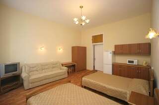 Гостевой дом Комплекс Золото Азарта Ялта Двухместный номер с 2 отдельными кроватями и общей ванной комнатой-3